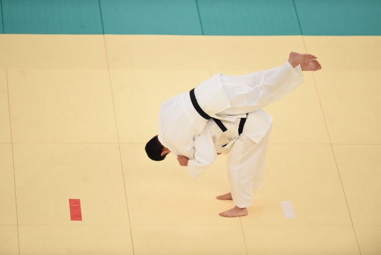 战术大师阿隆索巧解贝林厄姆定位难题，皇马中场重焕新生